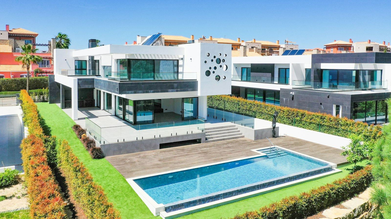 Een villa met zwembad in een groen landschap